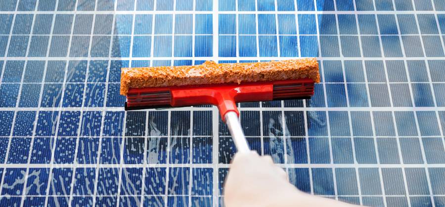 Waarom regen alleen niet voldoende is om zonnepanelen schoon te houden.​